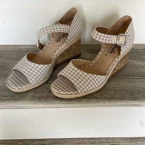 Life stride velocity 2.0 gingham wedge heel sandal. New. Never worn. Size 9M